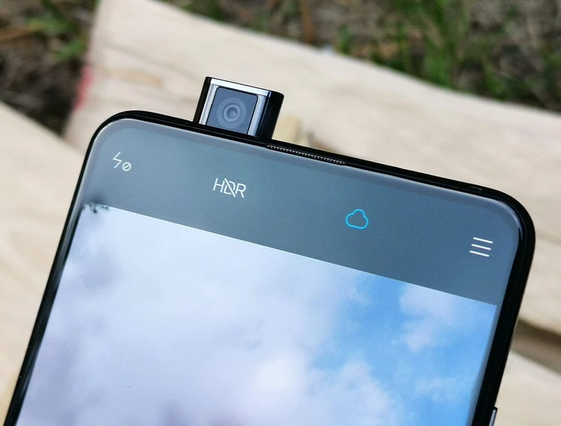 Xiaomi Mi 9T Pro i jego ekran bez notcha oraz wysuwany z obudowy przedni aparat