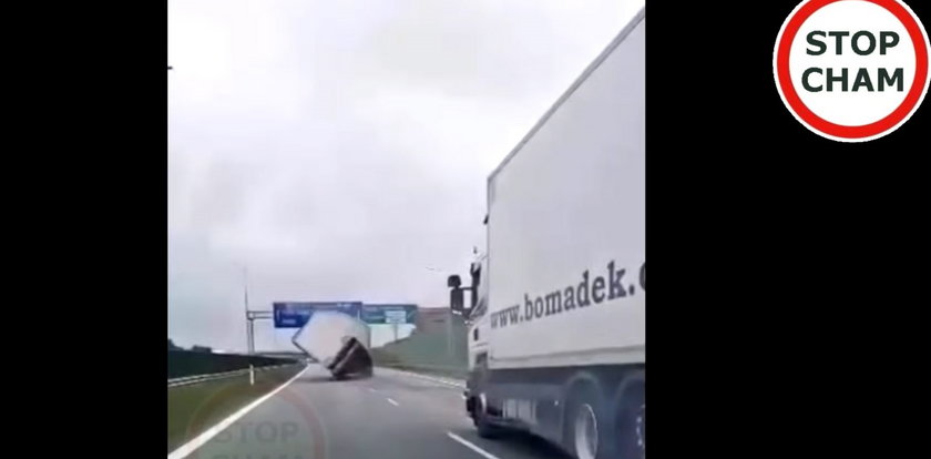 Przerażające sceny na autostradzie. Ciężarówka runęła na bok. Powód szokuje!