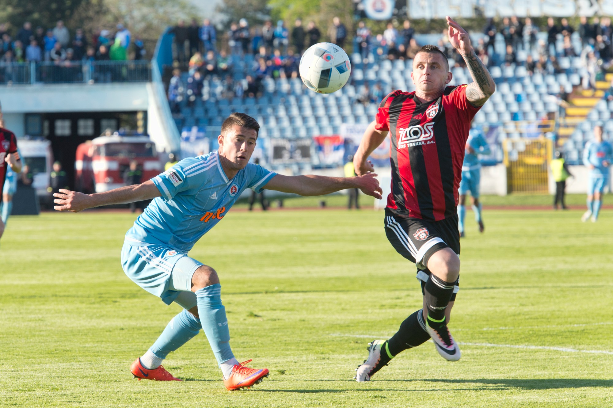 Na snímke vľavo Nermin Crnkič (Slovan) a vpravo Matúš Čonka (Trnava) v 28. kole Fortuna ligy ŠK Slovan Bratislava - FC Spartak Trnava 20. apríla 2016 v Bratislave.