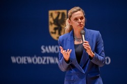 "Wstrząs i zaskoczenie na paskach wynagrodzeń". MEN szykuje zmiany dotyczące czasu pracy nauczycieli