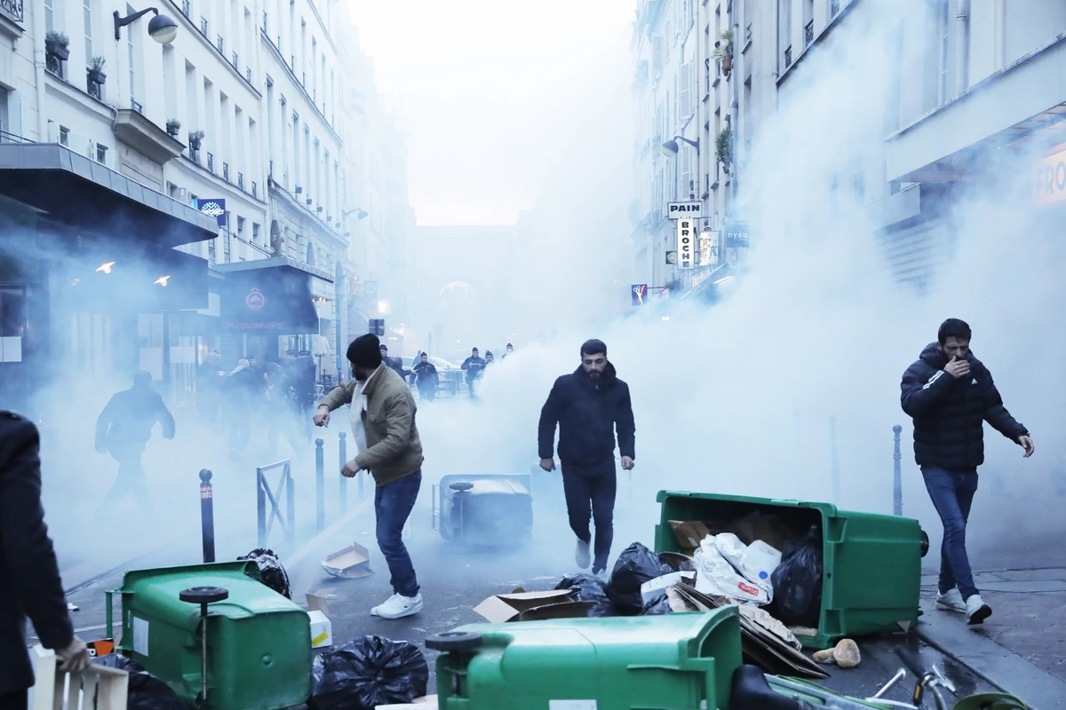 Émeutes à Paris.  Macron : les Kurdes sont la cible d’attaques honteuses