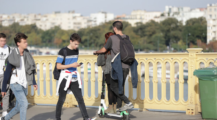 Egy lépést sem lehet tenni a városokban anélkül, hogy rolleressel találkoznánk (képünk illusztráció) /Fotó: Grnák László