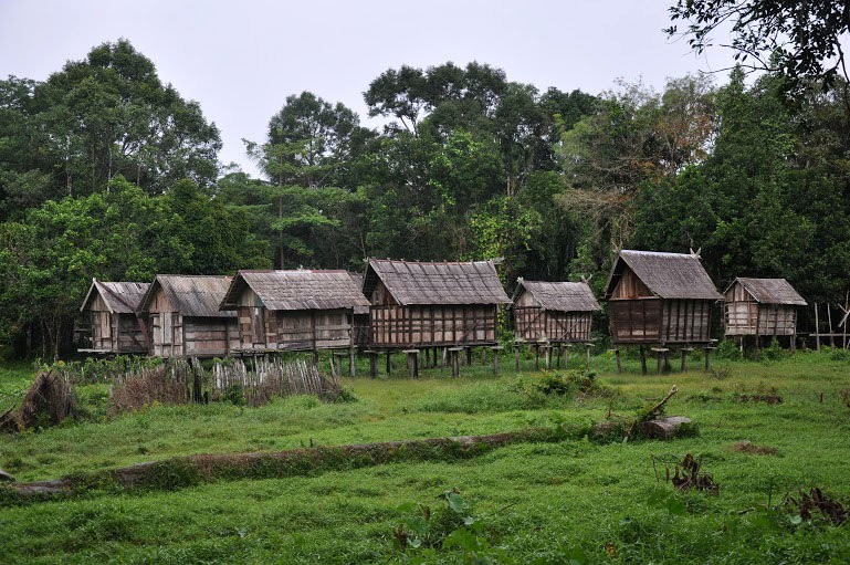 Osada Dajaków na Borneo