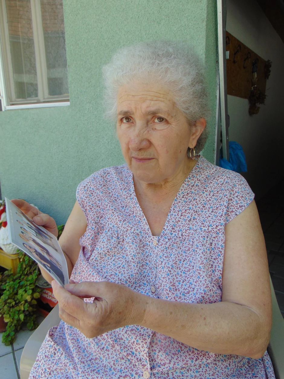  Komsinica Rada Nedeljkovic gleda fotografiju na kojoj je Lena koja je bila na svadbi kod njene unuke