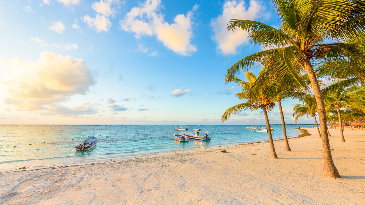 Východ slnka na pláži Akumal v Riviera Maya, karibský záliv ideálny na dovolenku.