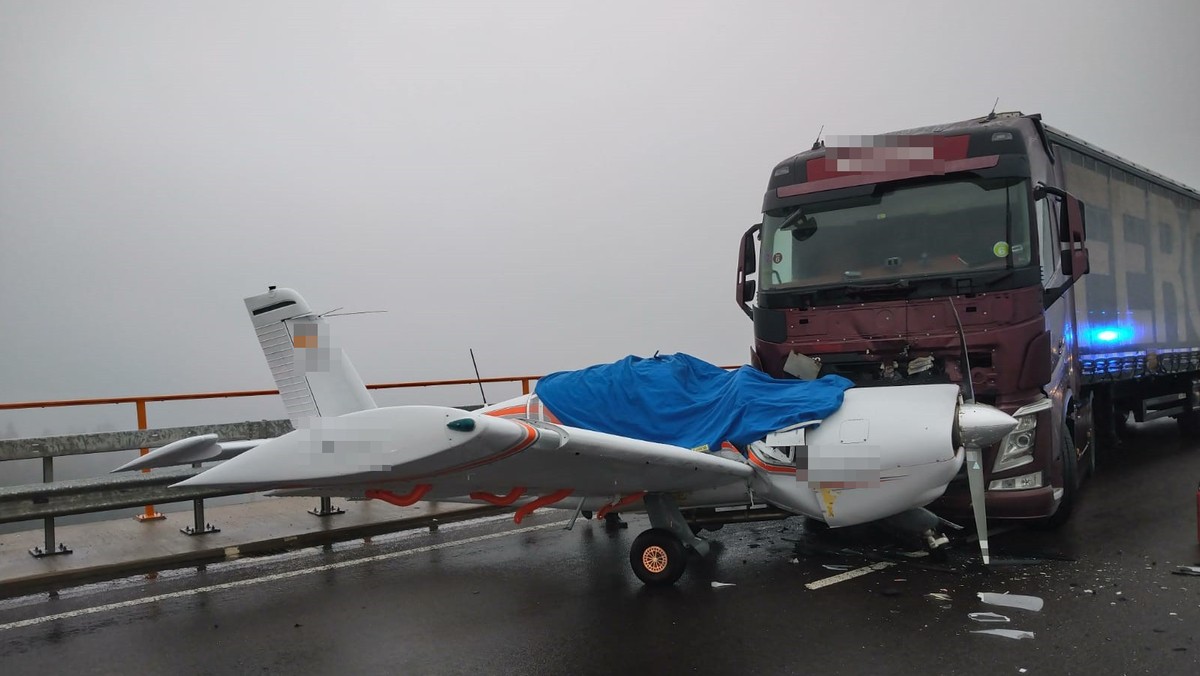 Niemcy: samolot zderzył się z ciężarówką na autostradzie