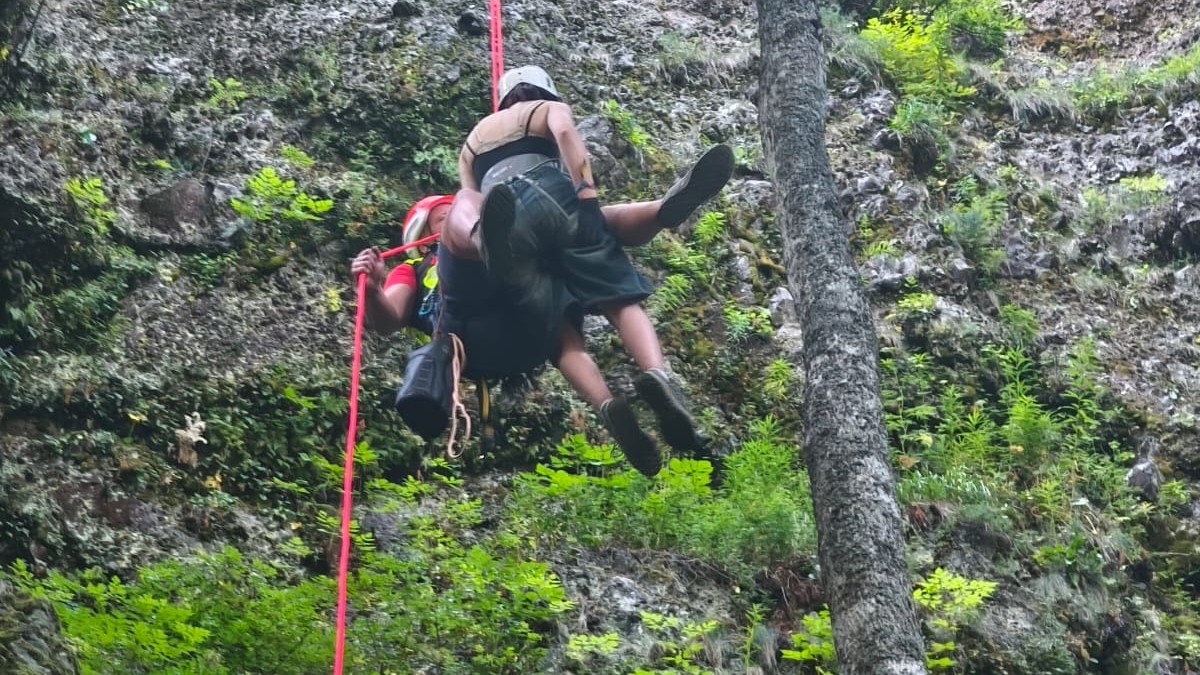 V nedeľu, 17. augusta museli horskí záchranári pomôcť 15-ročnej turistke z Poľska, ktorá vypadla počas výstupu via ferratovou cestou Výzva v previsnutej časti a zostala visieť na sedačke. Lanovou technikou ju museli spúšťať pod stenu (foto: HZS.sk)