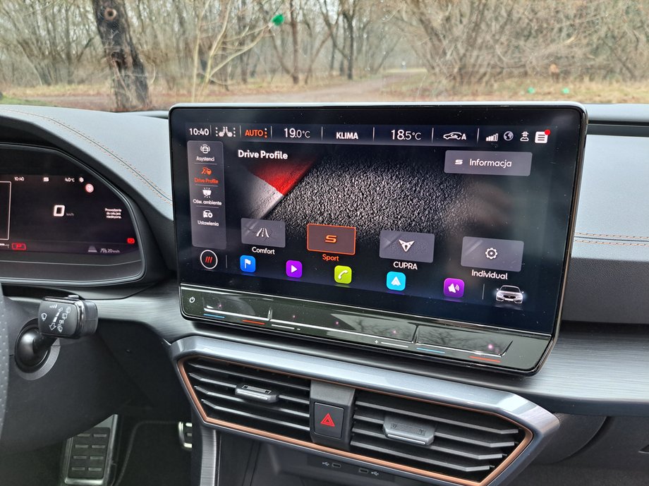 Cupra Leon - all on-board electronics are controlled via the screen.  Although there are buttons below it to change the temperature of the air conditioner, they are touch sensitive and not very intuitive.