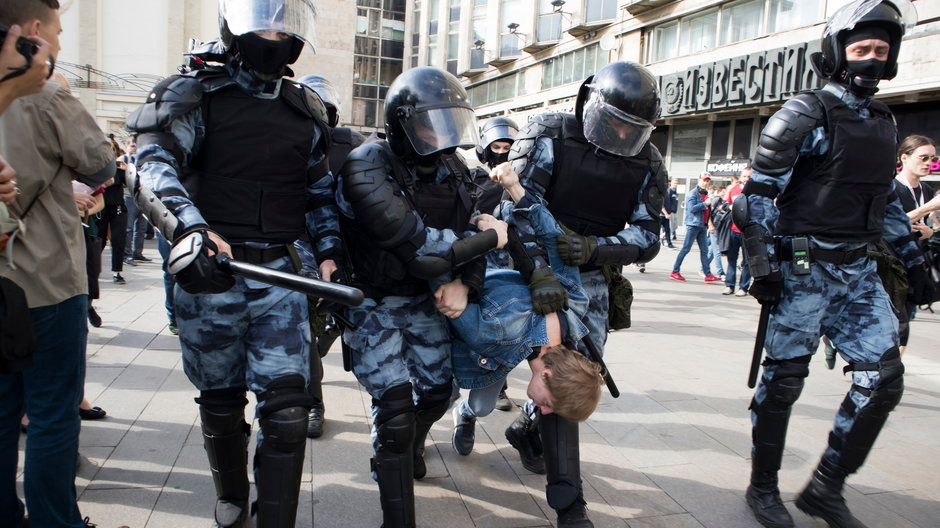 Policjanci w Moskwie zatrzymują uczestnika wiecu kwestionującego wynik wyborów