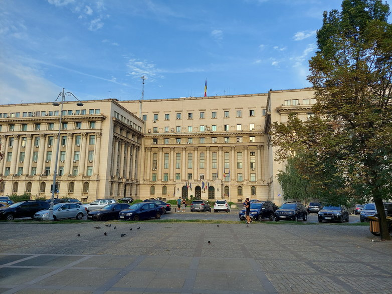Fotografia prezintă balconul fostului Comitet Central din care Nicolae Ceaușescu a ținut ultimul său discurs (azi locul este cunoscut drept Piazza Revoluției sau Piața Revoluției).