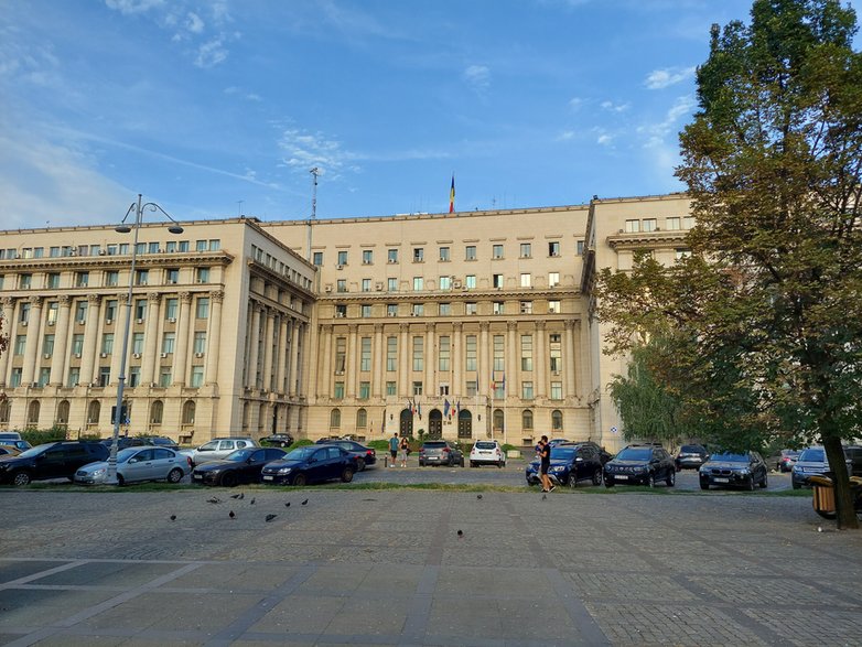 Fotografia prezintă balconul fostului Comitet Central din care Nicolae Ceaușescu a ținut ultimul său discurs (azi locul este cunoscut drept Piazza Revoluției sau Piața Revoluției).