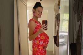 Poznata glumica u 47. godini rodila SEDMO DETE: Napadali je da je "GERIJATRIJSKA TRUDNICA", ona im ovako odgovorila