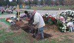 Stosy ciał zmarłych na COVID w chłodniach. Pakują je do wspólnych worków. Potrzebne będą... lodowiska?!