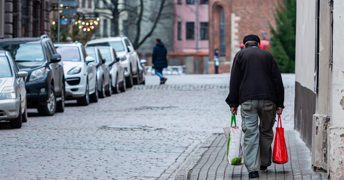 Mieszkańcy wsi i osoby starsze zapłacą więcej za napoje w butelkach i puszkach! Nowe przepisy od października 2025