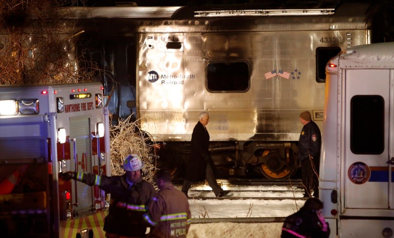 Do wypadku doszło na przejeździe kolejowym w miejscowości Valhalla. Samochód zatrzymał się na torach. Prowadząca go kobieta wysiadła, a gdy wsiadła do samochodu i ruszyła, w pojazd uderzył pociąg. W uszkodzonych wagonach wybuchł pożar. Akcję ratowniczą utrudniał leżący przy torach śnieg.