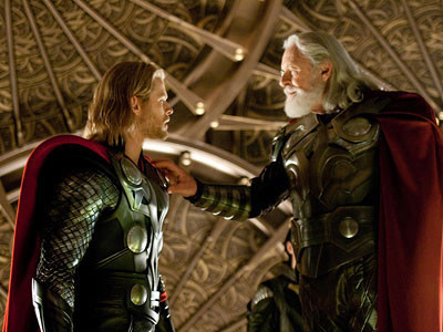 Chris Hemsworth i Anthony Hopkins w filmie "Thor"