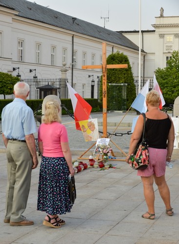 Krzyż przed Pałacem Prezydenckim