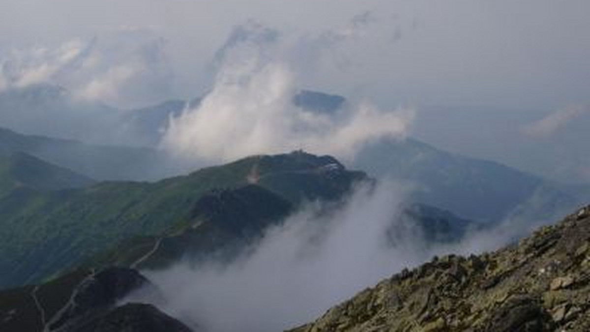 108 km na godzinę - taką prędkość uzyskują podmuchy wiatru halnego na szczycie Kasprowego Wierchu - informuje "Tygodnik Podhalański" na swoich stronach internetowych.