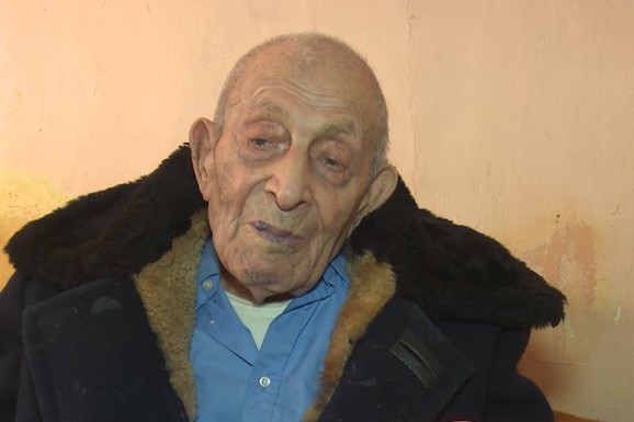 (VIDEO) IMA 106 GODINA, ŽENIO SE 5 PUTA I MOZAK GA SLUŽI BESPREKORNO! Vukosav iz Zaječara je najstariji Srbin: "Ako čovek leži, on gubi svoj život, ako radi i kreće se, e, to mu daje volju i snagu!"
