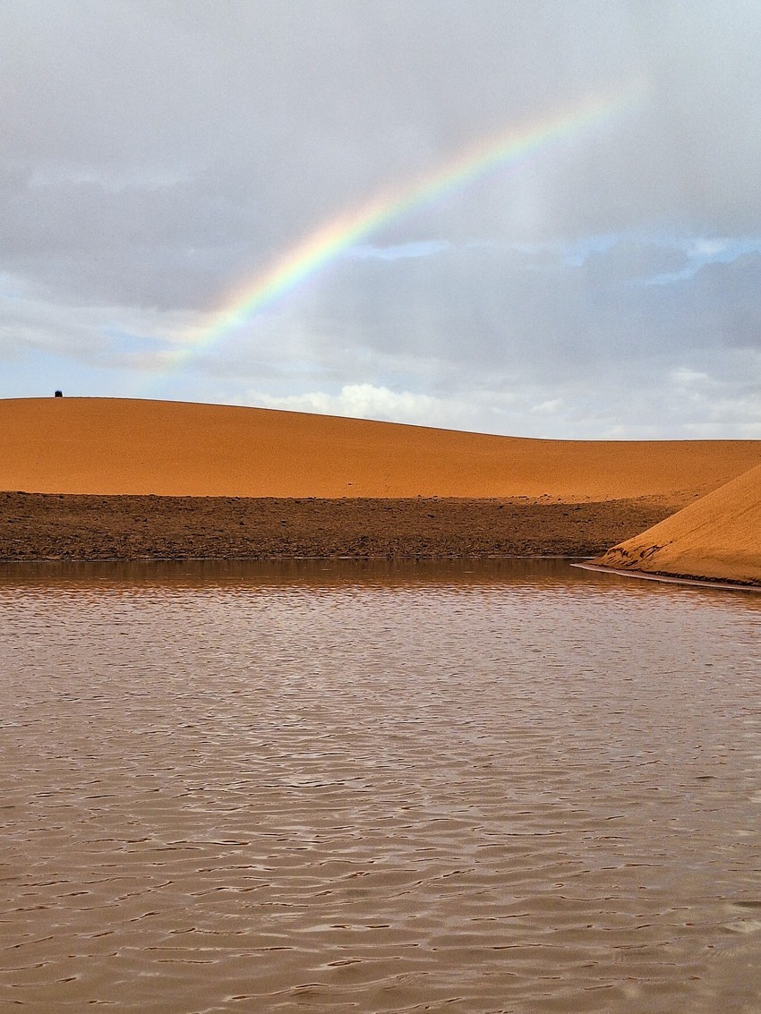 Retka duga i jezero u Sahari nakon oluje 2. septembra