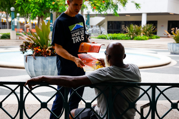 Przedstawiciel Miami-Dade County Homeless Trust przekazuje informacje ws. schronienia podczas fali upałów w Miami na Florydzie