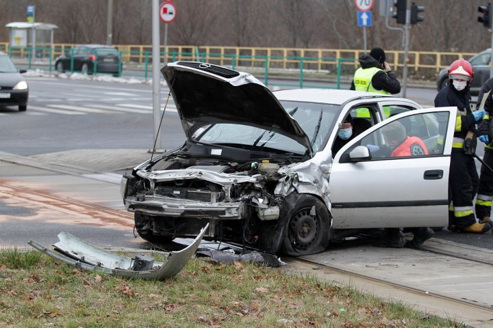 Groźne zdarzenie na ul. Tuwima. Kierująca nissanem kobieta w ciąży zderzyła się z oplem [ZDJĘCIA]