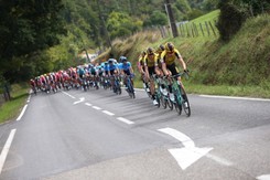 Dzięki transmisji telewizyjnej wyścigu kolarskiego Vuelta a Espana odkryto... plantację konopi indyjskich [WIDEO]