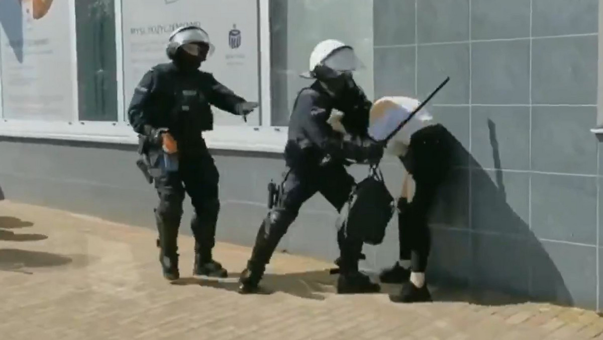Głogów. Policjant uderzył protestującą pałką. Jego interwencję zbada prokuratura