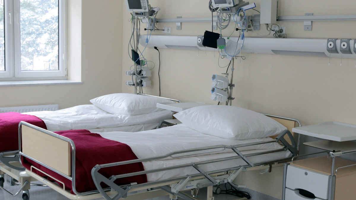 Od przyszłego roku w czeskich szpitalach będzie mniej łóżek dla pacjentów, likwidacji ulegną niektóre oddziały, a pracę straci część pielęgniarek - napisał dziennik "Mlada fronta Dnes".