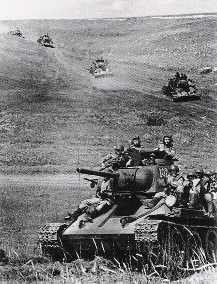 Sowiecka kolumna czołgów na Łuku Kurskim, lato 1943 r.