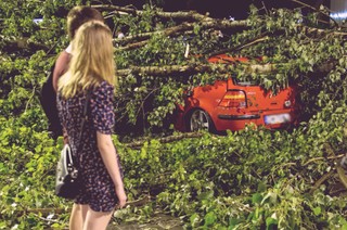 Śmiertelny wypadek podczas nawałnicy. 'Wyrywali drzwi, żeby dostać się do środka'