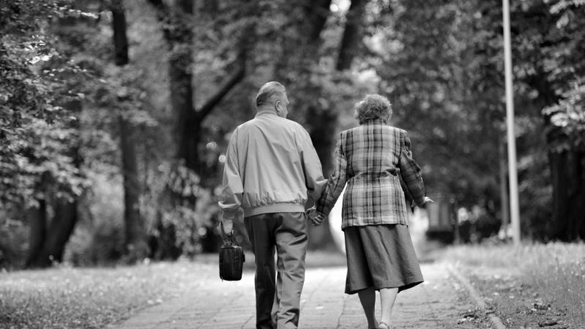 Starsi para małżeństwo seniorzy ludzie starsi