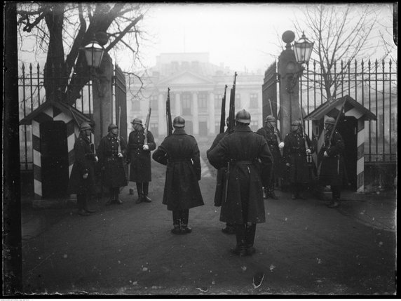 Zmiana posterunku przy bramie wjazdowej do Belwederu (fot. Narcyz Witczak-Witaczyński, 1924, domena publiczna).