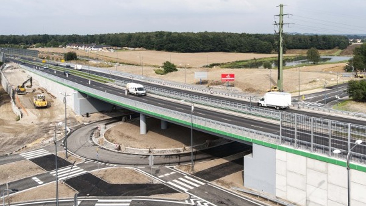 Przebudowa Drogi Krajowej nr 1 w Tychach: Koniec prac przy rondzie pod estakadą oraz trzech wjazdach i zjazdach z obiektu. Dziś przejadą tamtędy pierwsi kierowcy.