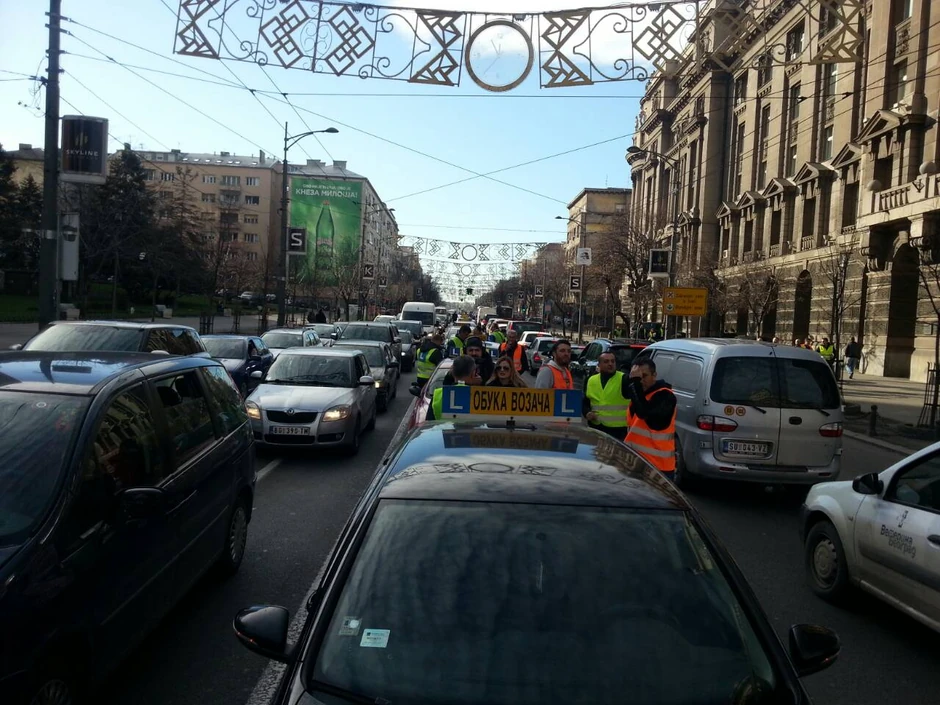  Krajem prošle godine pobunilo se i nekoliko stotina instruktora vožnje zaposlenih u auto-školama iz cele Srbije