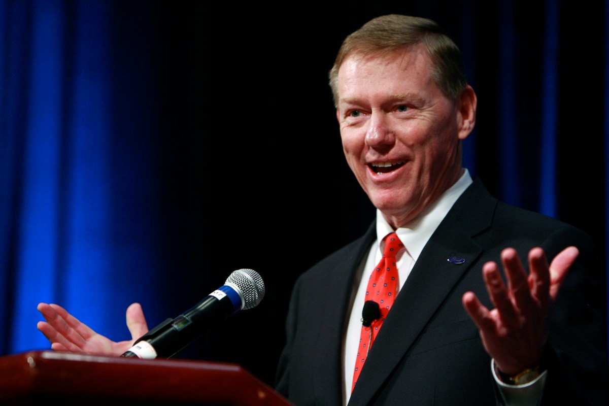 Prezes zarządu Ford Motor Company Alan Mulally przemawia podczas Dearborn Chamber of Commerce w Dearborn w stanie Michigan