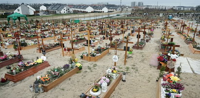 Pandemia zbiera przygnębiające żniwo. Zobacz dwa satelitarne zdjęcia z gdańskiego cmentarza!