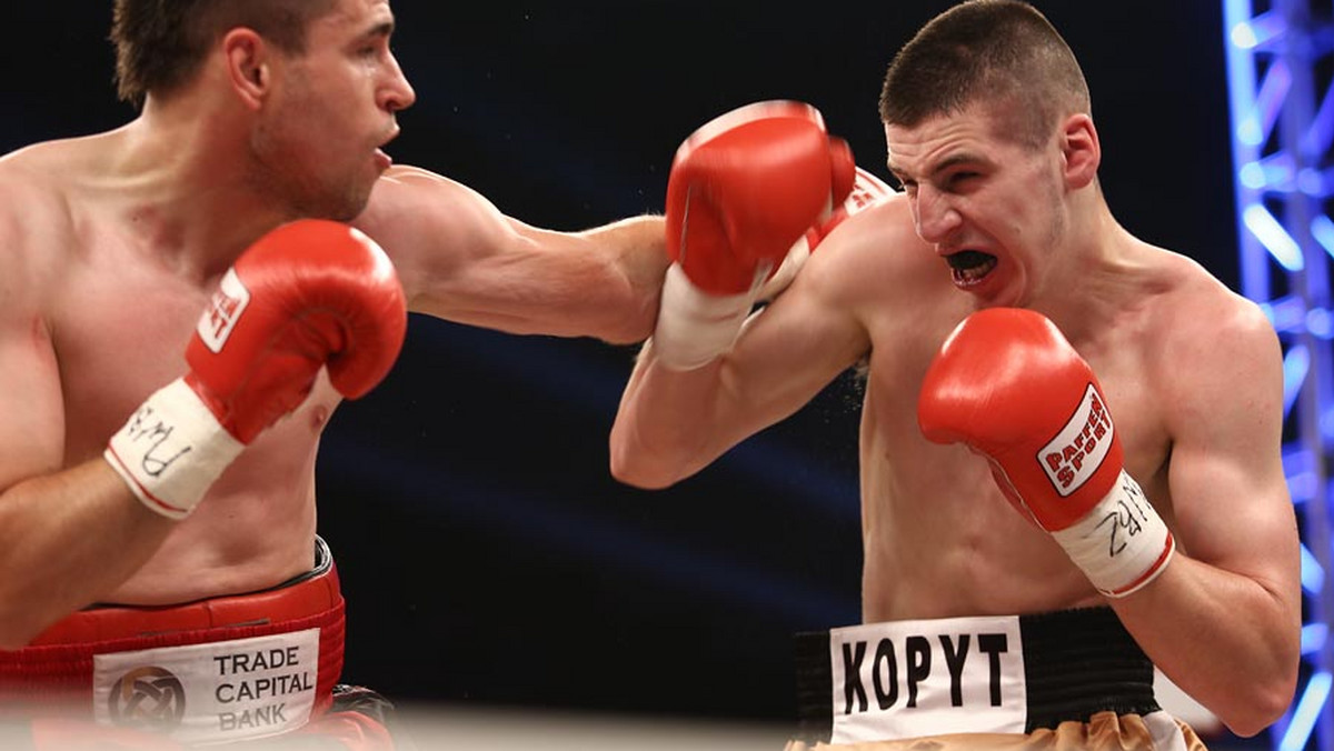 Walczący w kategorii junior średniej Krzysztof Kopytek (6-0, 2 KO) wygrał jednogłośnie na punkty z Dzianisem Makarem (4-16-1, 3 KO). Sędziowie po czterech rundach punktowali 39-37, 39-38 i 39-38 dla Polaka.