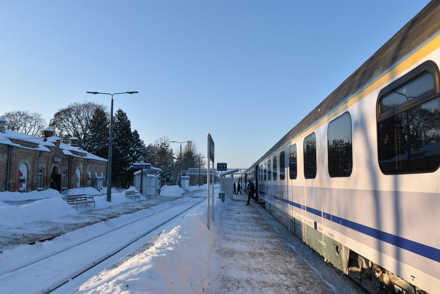 Pociąg InterCity 'Hańcza' podczas postoju na stacji Augustów w zimowej scenerii