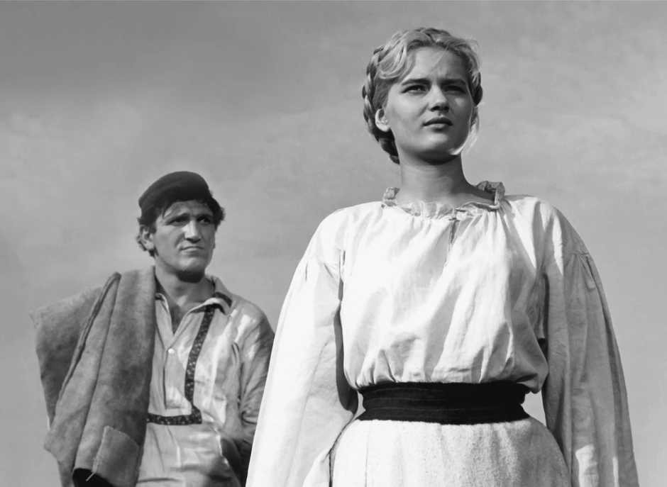 Beba Lončar sa Batom Živojinovićem u filmu "Zemljaci" (1963)