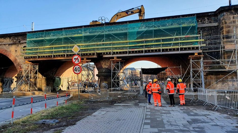 Trwa rozbiórka zabytkowego wiaduktu pod Halą Targowa