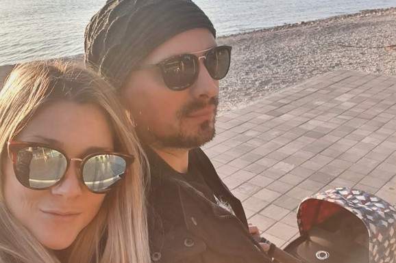 PEVAČ (46) IMA ŠESTORO DECE Najmlađa ćerka napunila 8 meseci, sad sa suprugom slavi 20 godina braka: "Sve radimo sami, bez dadilja"