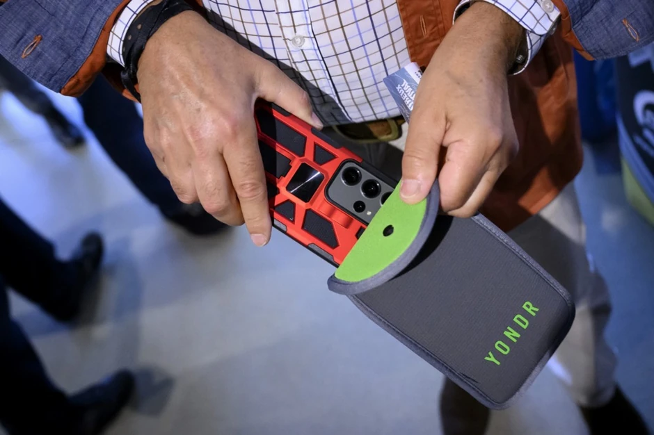 Fan sklanja telefon u zapečaćenu torbu uoči početka koncerta Boba Dilana u Montreu, Švajcarska, 1. jula 2023.