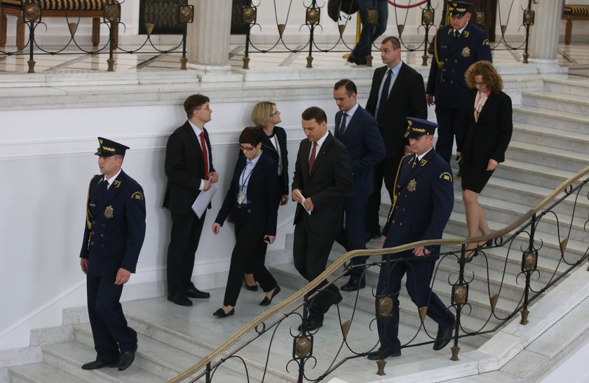 Żenada roku: Sikorski ucieka, a potem przeprasza