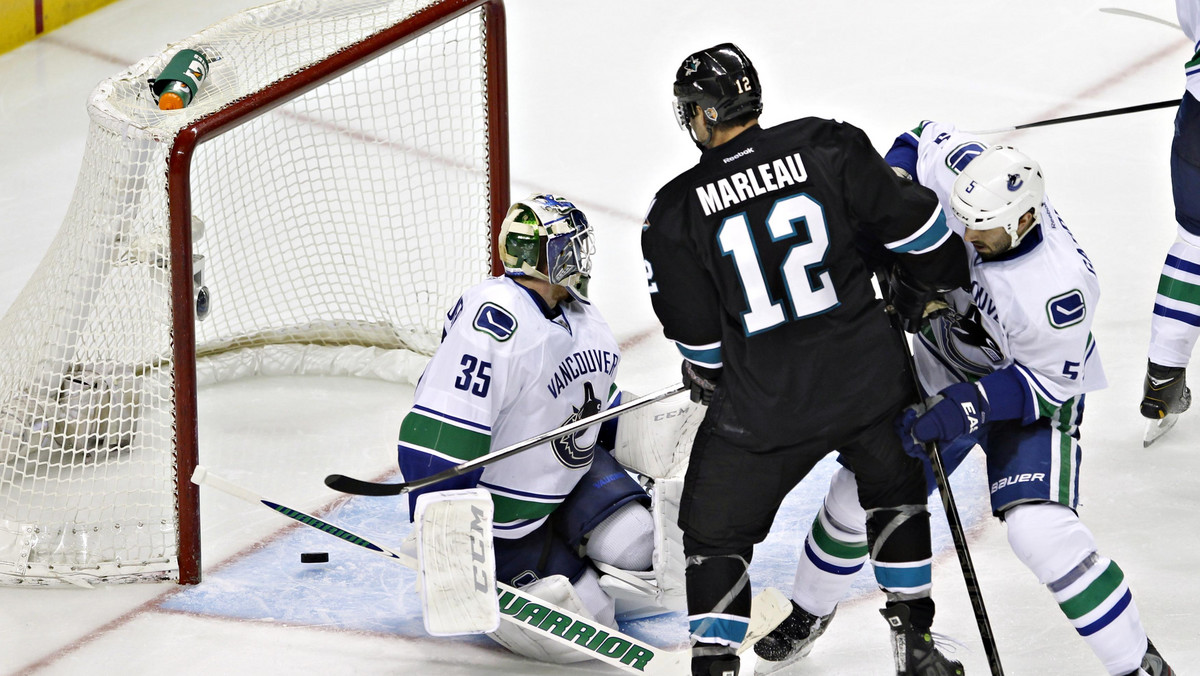 Pierwszym zespołem, który wywalczył awans do kolejnej rundy play-off zostali San Jose Sharks. Rekiny nie dały szans Vancouver Canucks wygrywając całą serię 4-0, a ostatni mecz 4:3 po dogrywce.