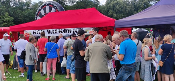 Stadion został wypełniony nie tylko wielkimi balonami i namiotami z logo PiS, ale też mnóstwem punktów z jedzeniem. Każdy może wziąć, ile chce, jest za darmo.