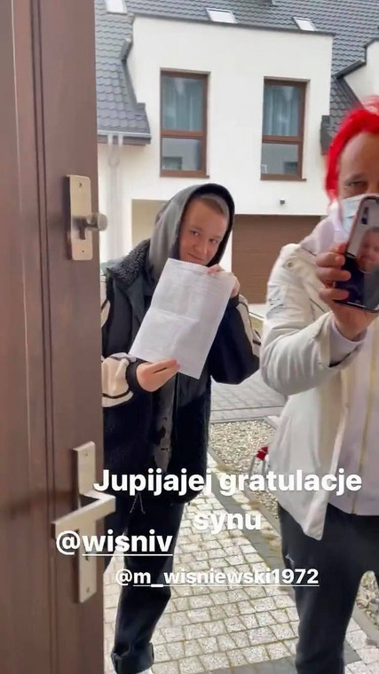 Michał Wiśniewski cieszy się ze zdania egzaminu na prawo jazdy przez syna
