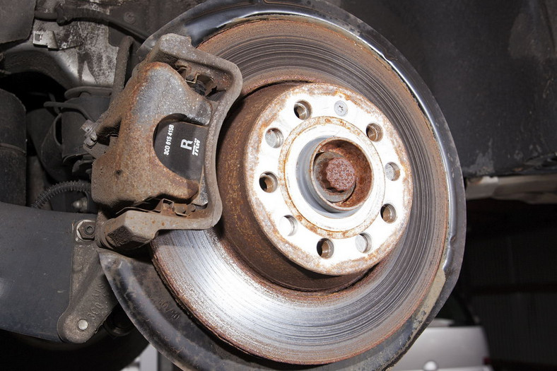 Трещина на тормозном диске. Тормоз в машине. Почему тормозной. Тормозной диск. Тормоз с колодками.