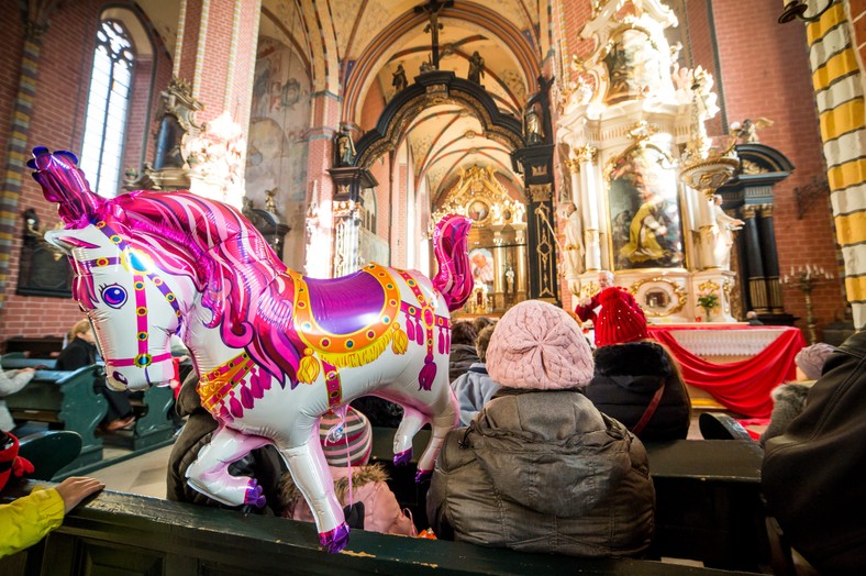 Spotkanie przy relikwiach św. Walentego wystawionych w kościele farnym pw. Wniebowzięcia Najświętszej Marii Panny w Chełmnie - podczas obchodów Dnia Świętego Walentego