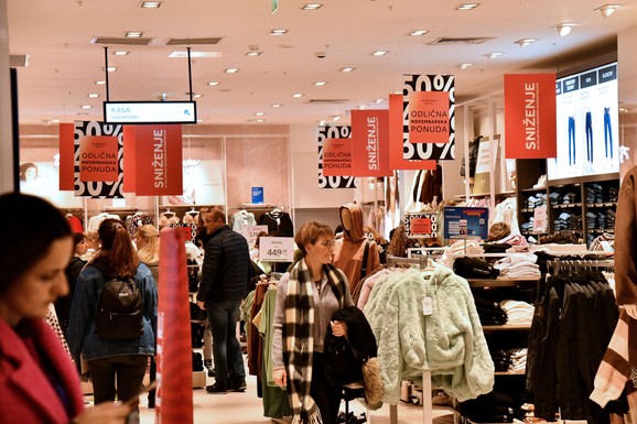 Godišnje se uništi 9% nove odeće, ali EU tome staje na put - uvodi zabranu! Evo šta to znači za trgovce, stigle prve kritike